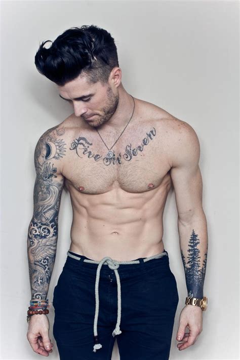 tatuajes de pecho hombre|Diseños de tatuajes para hombres en el pecho: ideas。